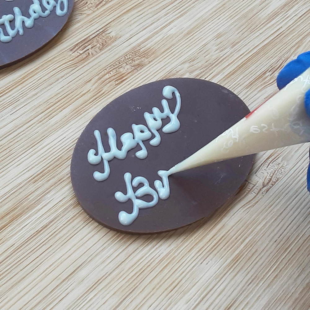 チョコペンで文字入れの画像