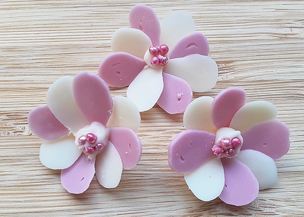 チョコペンで描く立体的なお花