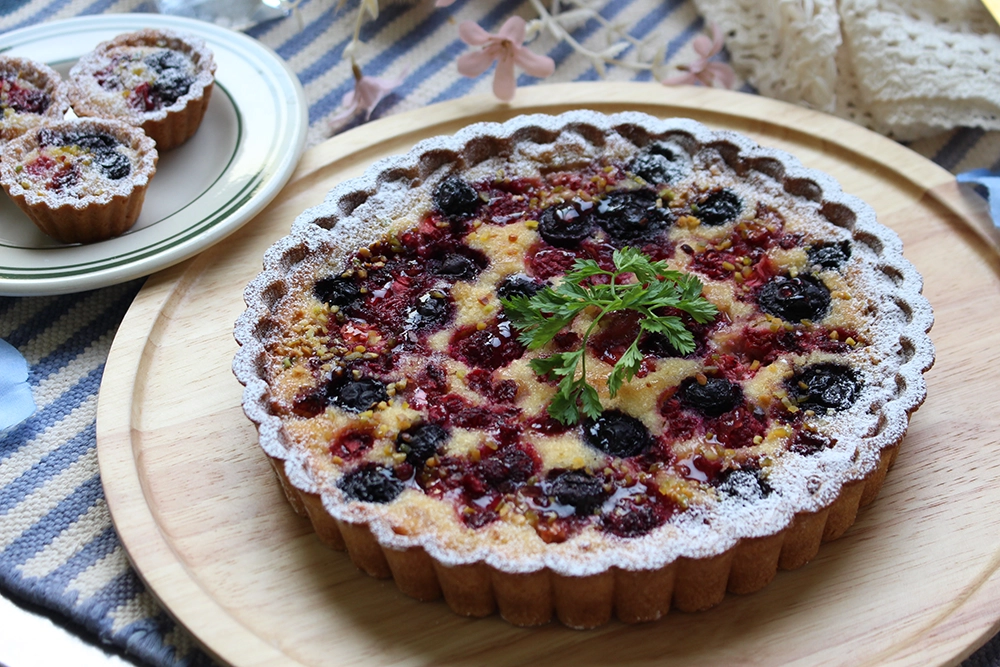 ミックスベリーのアーモンドタルトの画像