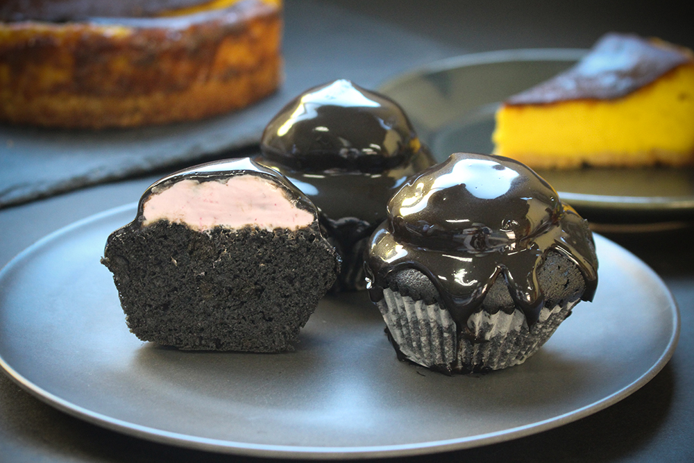 黒いマフィン(モノクロスイーツ)の画像