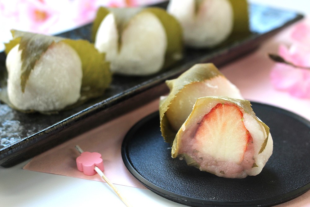 桜餡で苺大福の画像