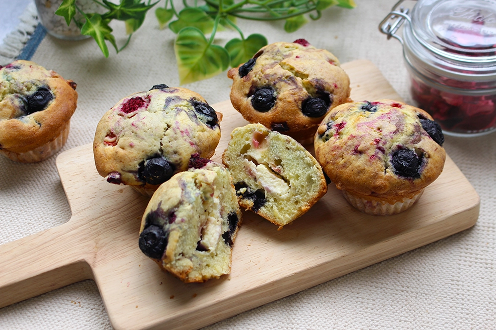 【混ぜて焼くだけ】ミックスベリー＆クリームチーズマフィンの画像