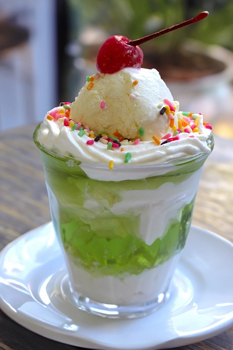 メロンソーダ風杏仁パフェの画像