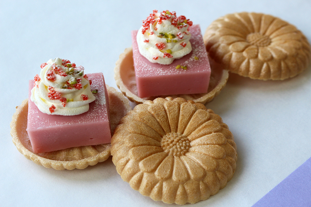 苺のチョコ羊羹もなかの画像