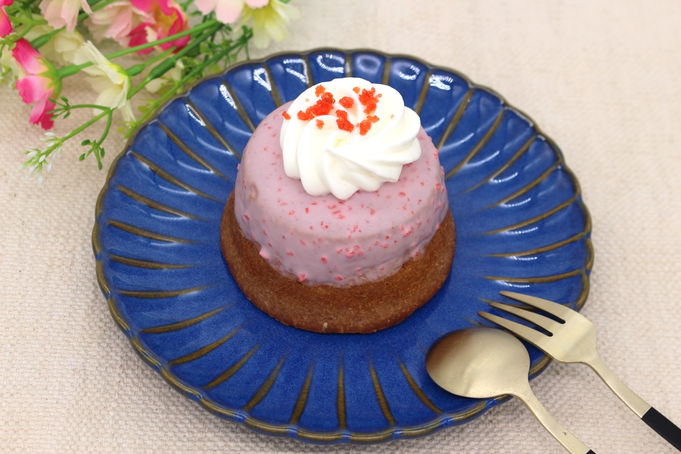 フルーツクランチ入りストロベリーケーキの画像