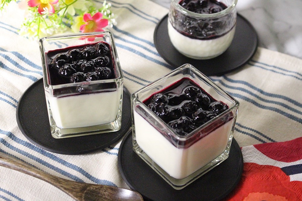 ブルーベリーソースのパンナコッタ（生クリーム消費）の画像