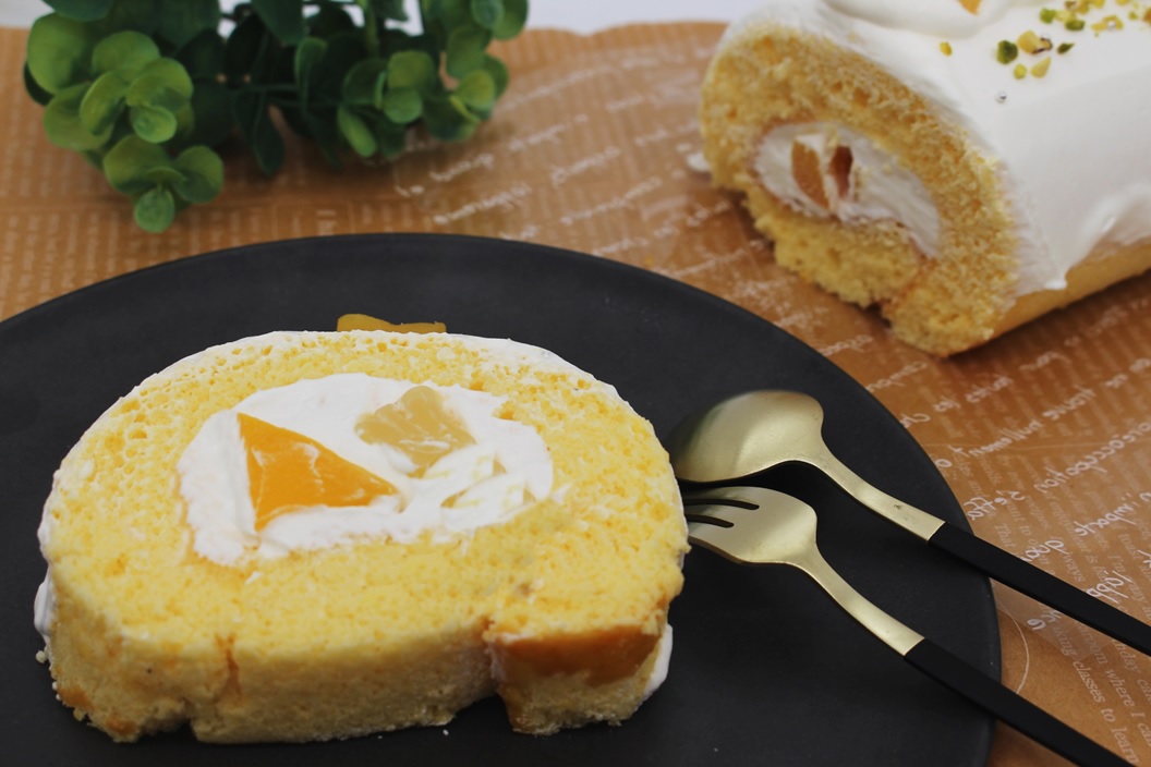 フルーツたっぷりロールケーキの画像